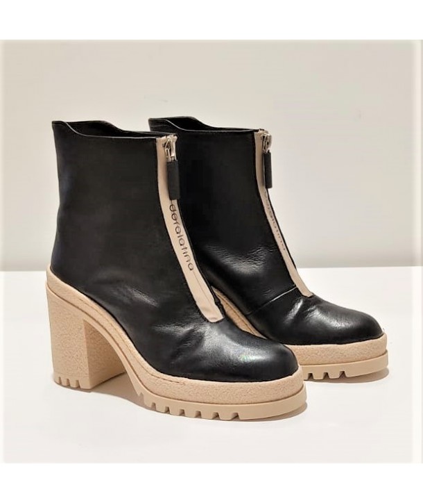 Botín fabricado piel con cremallera logo en el empeine.