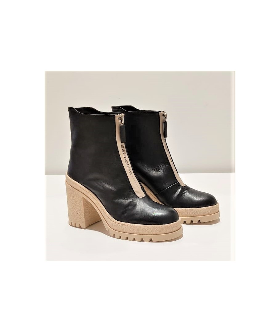 Botín fabricado piel con cremallera logo en el empeine.